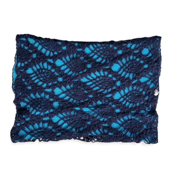 NWOT Betsey Johnson Aqua/Navy Blue Reversible Knit Infinity Scarf - Picture 4 of 5